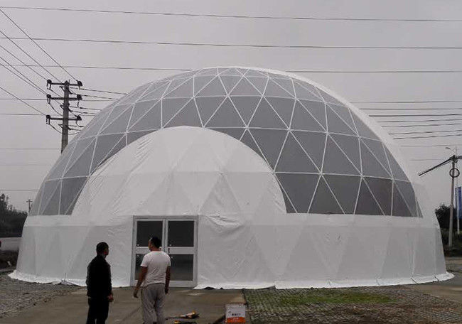 雪の巡回興行のための白く透明で大きいドームのテントの直径30m